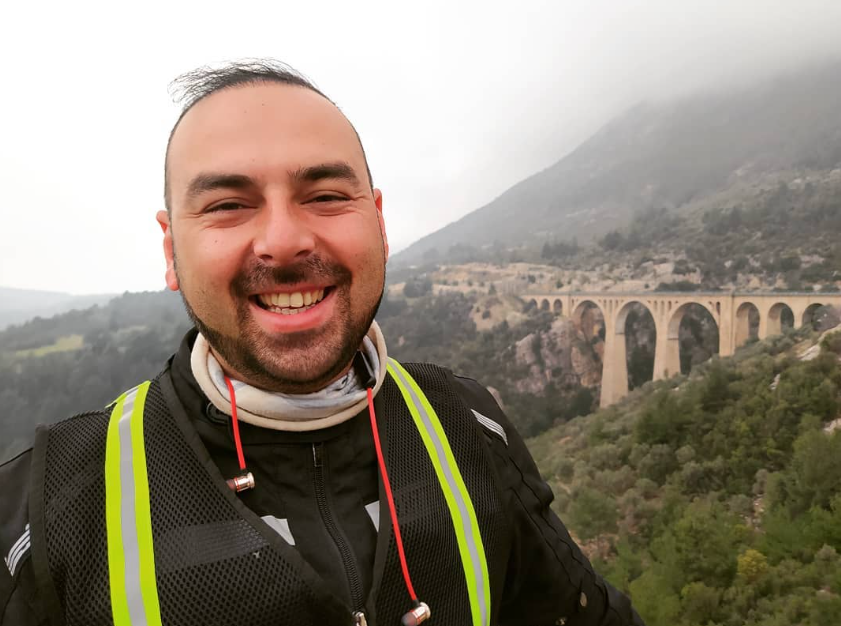 Selçuk Serhat Altınay, motosiklet ekipmanlarıyla portre